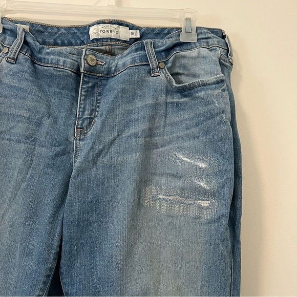 Torrid Relaxed Boot Light Wash Distressed Jeans - Picture 3 of 7
